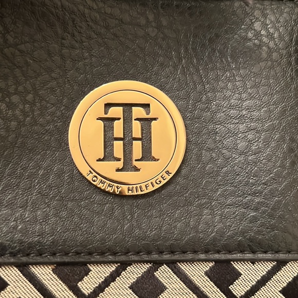 Tommy Hilfiger purse - Picture 5 of 5